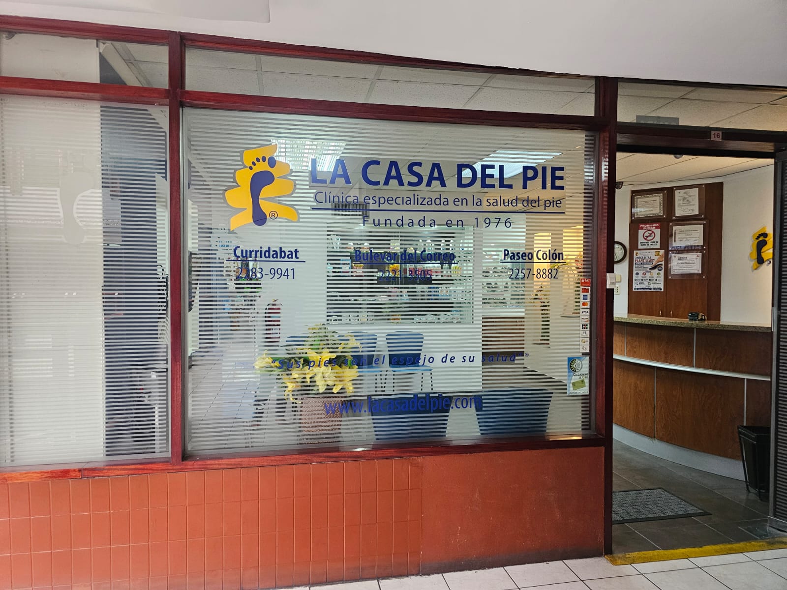 Entrada de la clínica La Casa del Pie en Curridabat