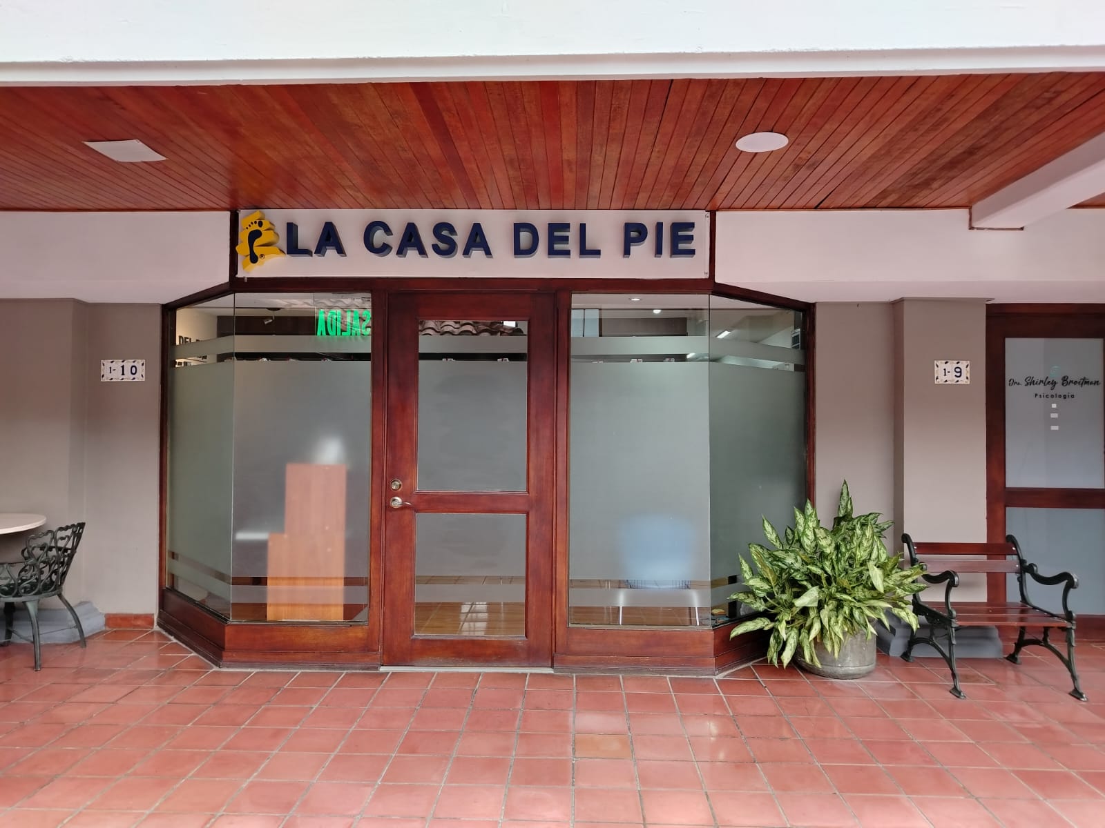 Entrada de la clínica La Casa del Pie en Escazú