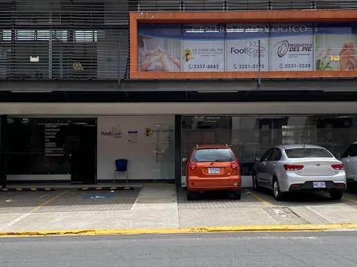 Entrada de la clínica La Casa del Pie en Paseo Colón